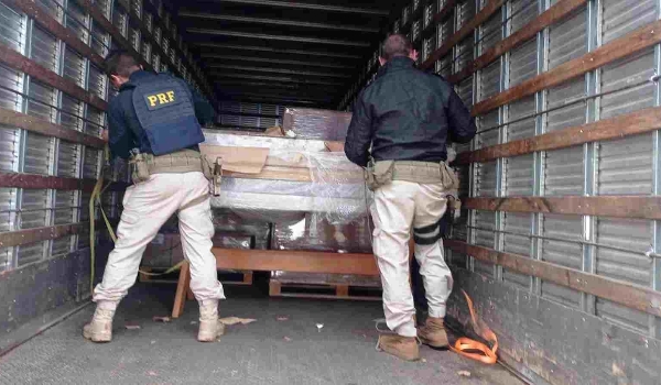 Carga de maconha é apreendida em caminhão de móveis na BR-463