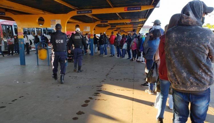 Mesmo no frio, quem depende de ônibus encara aglomeração em filas de até 1h nos terminais de Campo Grande