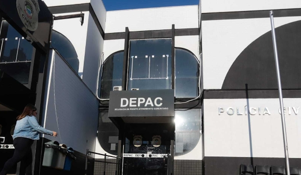 Andando na rua, homem é ferido com 4 tiros por ciclista desconhecido