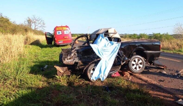Acidente entre camionete e carreta bitrem deixa um morto na BR-376