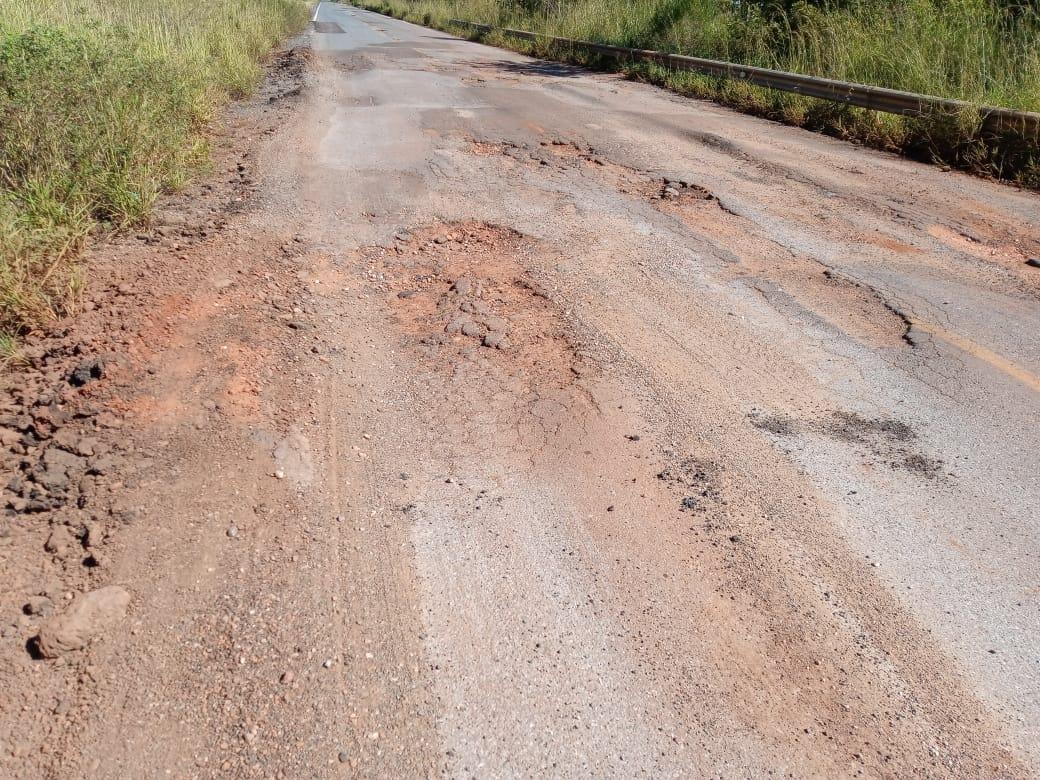 Buracos na BR-060 entre Bela Vista e Jardim causam prejuízos e transtornos aos motoristas