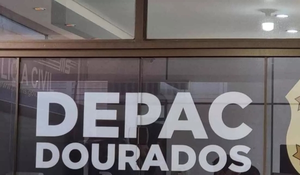 Homem ameaça irmã de morte e para fugir da polícia sobe em cima de árvore na casa da vizinha