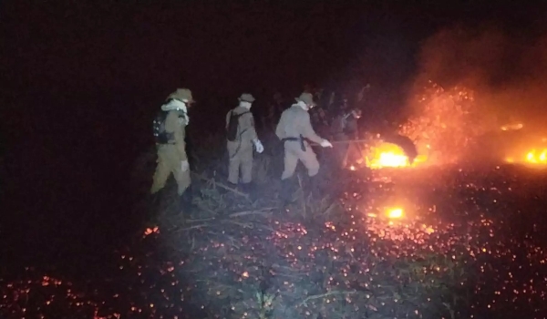 Bombeiros combatem incêndios às margens do Rio Taquari em Corumbá