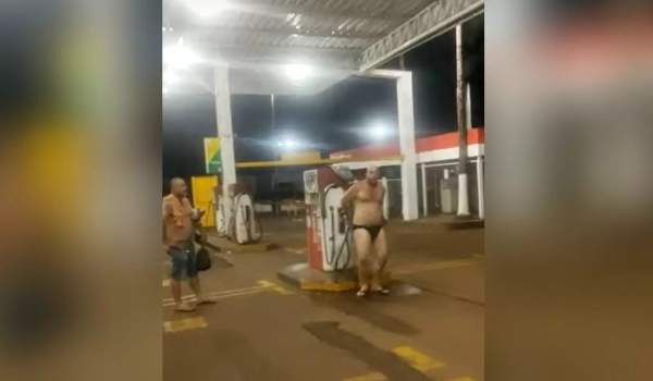 VÍDEO: Caminhoneiro toma banho apenas de cueca em torneira de posto em Mato Grosso do Sul