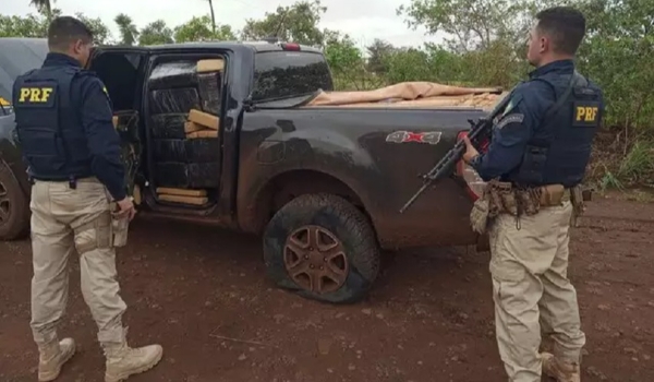 Parado pela PRF, traficante foge e abandona Ranger roubada com 1,5 t de maconha 