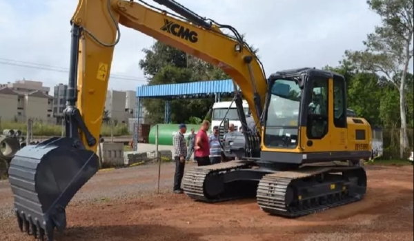 Prefeito Neco comemora nova escavadeira hidráulica entregue pelo governador Reinaldo 