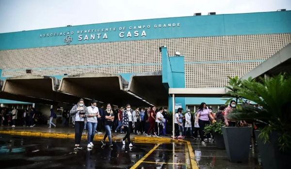 Por tempo indeterminado, enfermeiros da Santa Casa paralisam por reajuste salarial