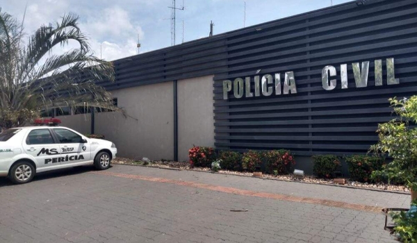 Moradora reage a assalto e é esfaqueada na porta de casa