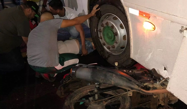 Motociclista vai parar embaixo de ônibus escolar após acidente em cruzamento