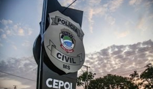 Roubo de carro de enfermeira em UPA de Campo Grande acaba em perseguição, tiros e batida em poste