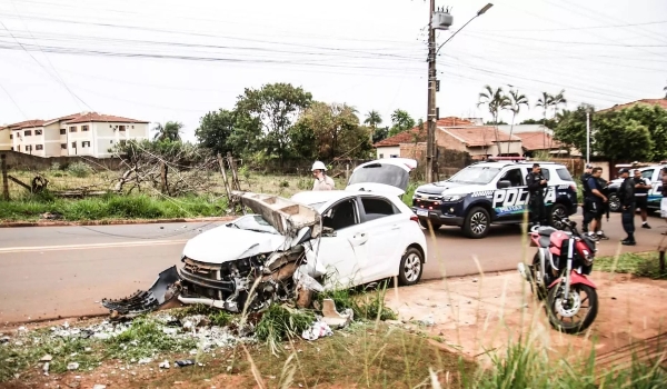 Perseguição acaba com HB20 derrubando poste em avenida de Campo Grande