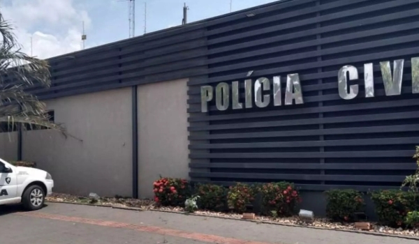 Mulher é encontrada na rua ensanguentada após ser espancada com retrovisor de carro por marido