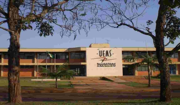 É professor? UEMS lança editais para contrato temporário; salário chega a R$ 9,7 mil