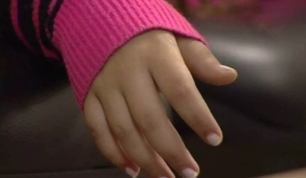 Mãe leva criança de 2 anos em posto de saúde, descobre estupro e DST