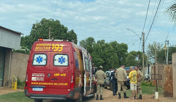 Mulher é socorrida após ter casa incendiada pelo próprio namorado