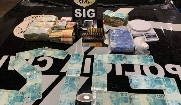 Dupla que vendia drogas em bairro nobre é presa com cocaína e R$ 130 mil