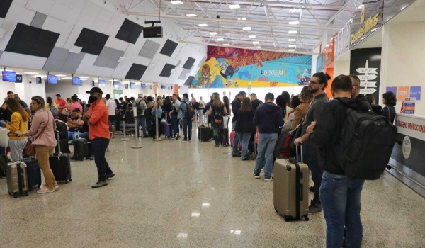 Voos cancelados deixam passageiros esperando há 20 horas por viagem