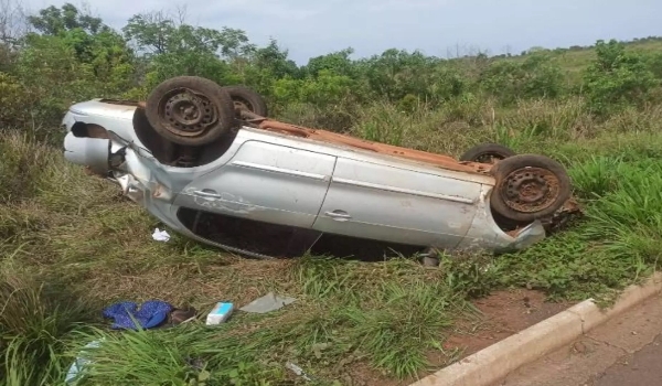 Casal com bebê capota Voyage na MS-040 e fica 4 horas sem assistência por falta de sinal