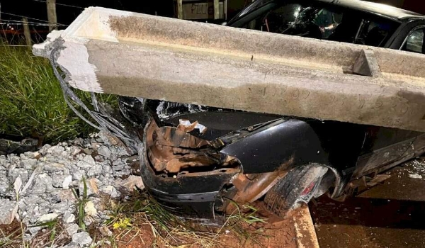 Bêbado, homem é preso após perder controle de carro e derrubar poste