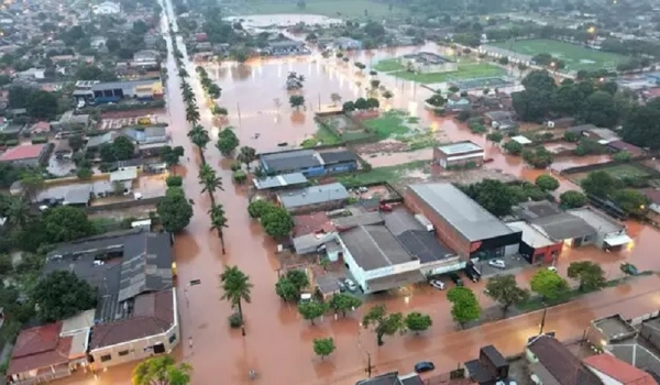 Lagoa inundou cerca de 50 casas durante chuva no interior de MS 