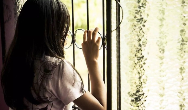 Avó desconfia de comportamento de adolescente e descobre estupro através de mensagens no celular