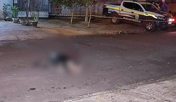 Homem é morto com três facadas após pedir para vizinho desligar som