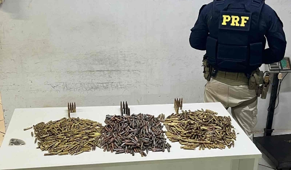 Passageiro de ônibus é preso na BR-463 com munições de guerra