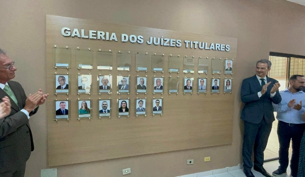 Galeria de Fotos dos Juízes Titulares é inaugurada em Fórum de Porto Murtinho