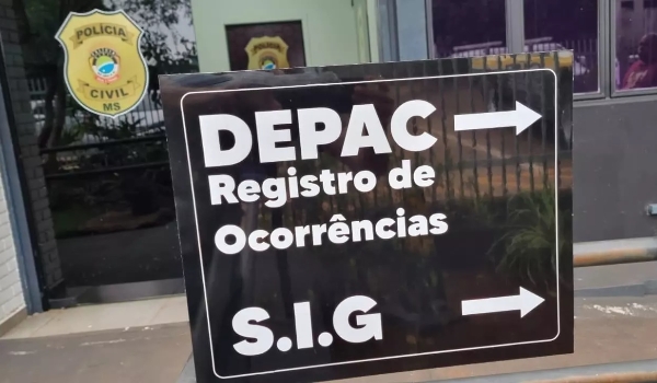 Após crise de ciúmes, mulher é arrastada pelo cabelo no asfalto e caso vai parar na delegacia