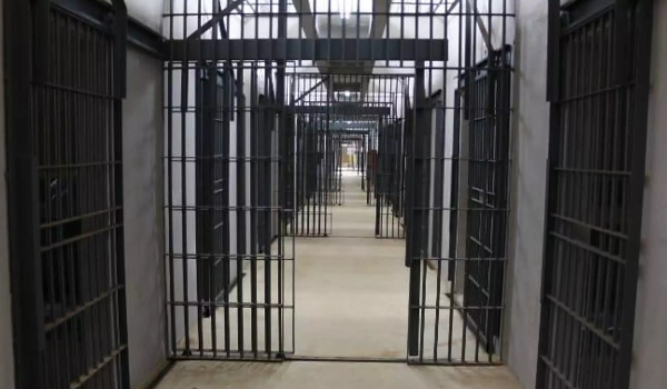 De dentro de presídio, detento dá ordens para furtos de carros e trio acaba preso