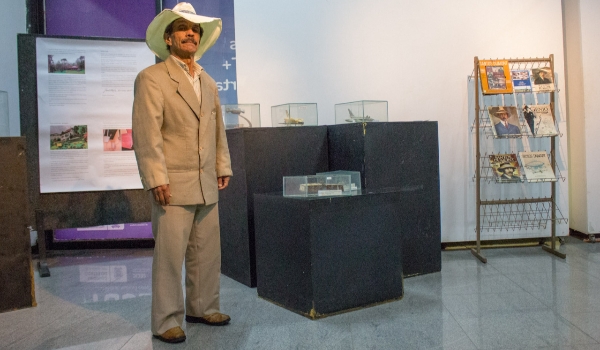 Biblioteca Isaias Paim realiza exposição em homenagem a Santos Dumont