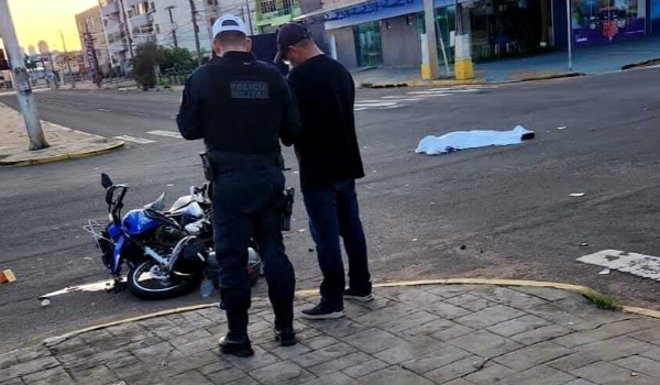 Jovem morre ao ser arremessado após colisão de moto e caminhonete