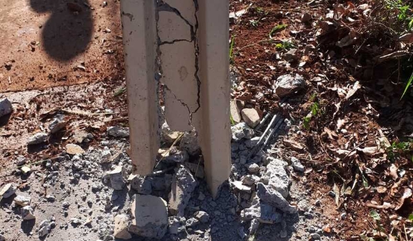 Motoristas arrebentam postes e fogem sem serem vistos por moradores