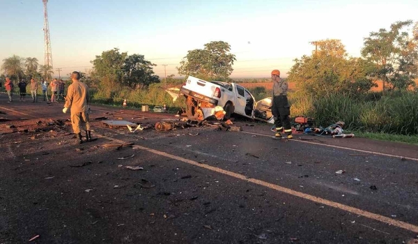 Polícia identifica vítimas da Hilux que colidiu com ônibus na BR-163