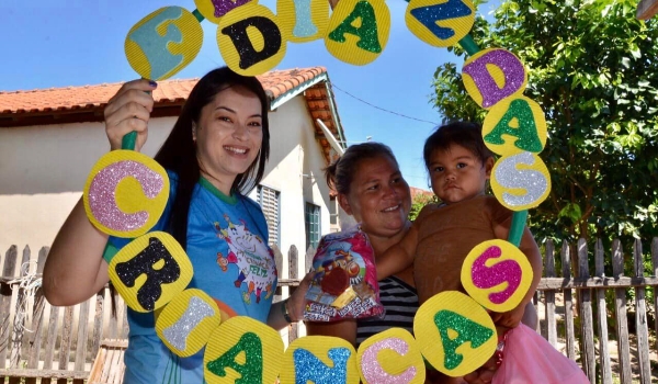 Programa Criança Feliz realiza entrega de lembrancinhas e doces em comemoração ao Dia das Crianças