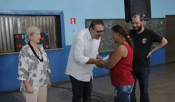 Mais 35 famílias de Dourados recebem escritura de lotes que estavam irregulares