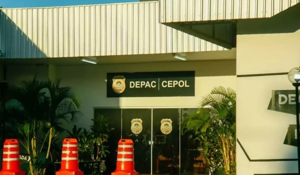 Funcionários brigam por causa de mangueira em empresa e um acaba esfaqueado no tórax