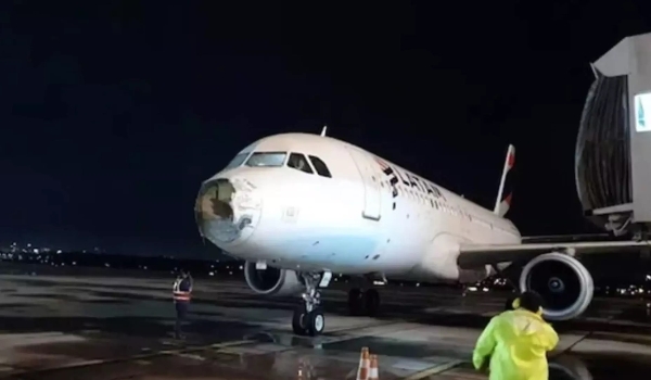 Tempestade causa estragos e avião pousa no Paraná com apenas um motor funcionando