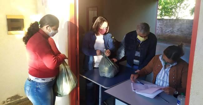 Secretaria de Educação de Caracol faz entrega de kits da merenda escolar