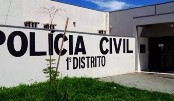 Adolescente de 16 anos fica ferida ao ser espancada por colegas com pedradas