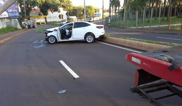 Com garrafas de cerveja no carro, motorista destrói poste na Zahran