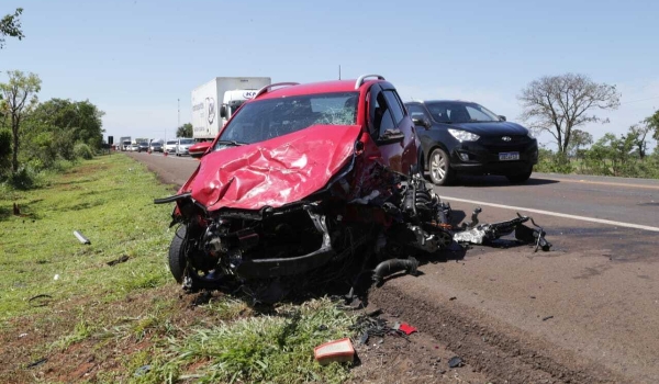 Motorista cochila ao volante e bate em outros três veículos