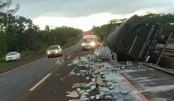 Carreta carregada com leite tomba na BR- 163 e deixa condutor ferido