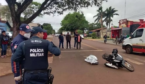 Agente de saúde morre em Dourados após ser atingida por caminhão e jogada contra carro