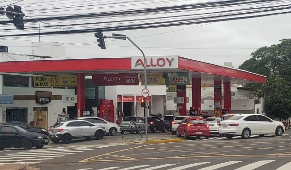 Postos de combustíveis têm filas em Campo Grande mesmo com liberação parcial de rodovias