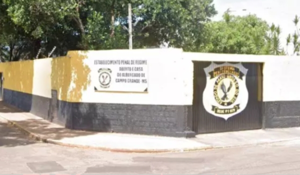 Com garrafas de cachaça, 2 são flagrados quebrando parede de presídio