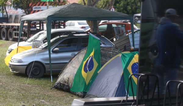 Mesmo com frio, bolsonaristas passam a noite acampados em frente ao CMO