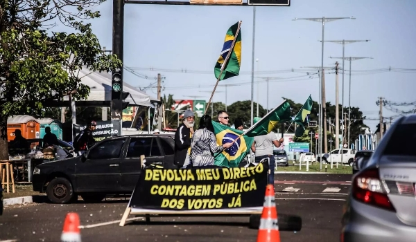Manifestantes seguem em frente ao CMO depois de protesto que lotou avenida de Campo Grande
