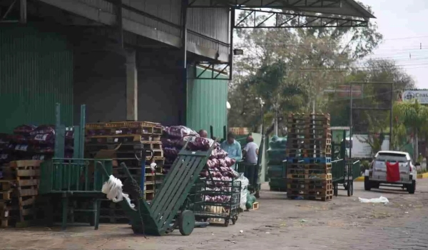 Bloqueios em rodovias causam desabastecimento no Ceasa-MS e alimentos têm alta de até 62%