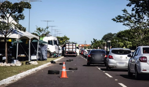 No 5º dia de manifestação, apoiadores de Bolsonaro liberam duas pistas na Duque de Caxias